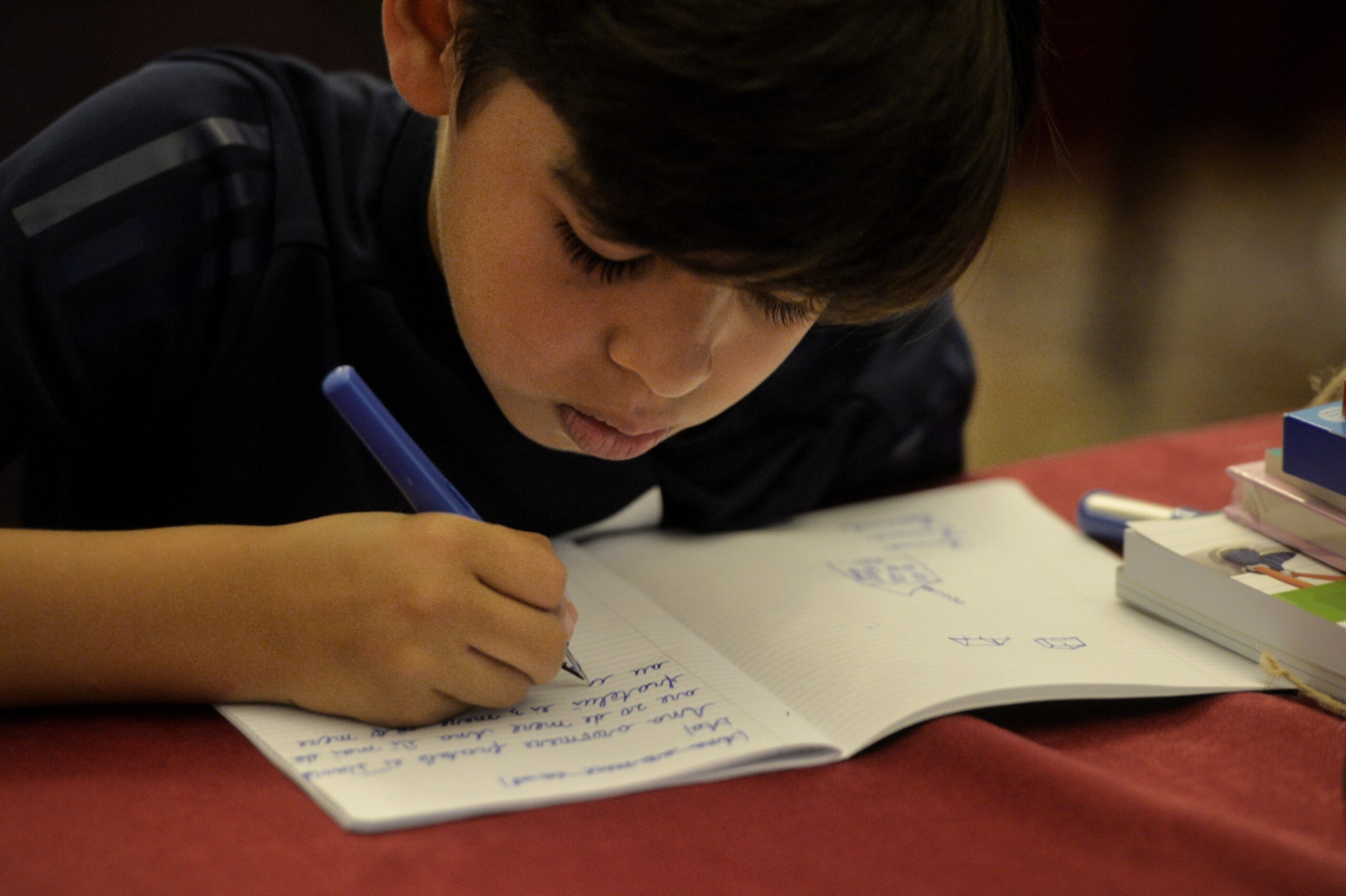 De ce scrisul de mână rămâne important în școli, în ciuda digitalizării