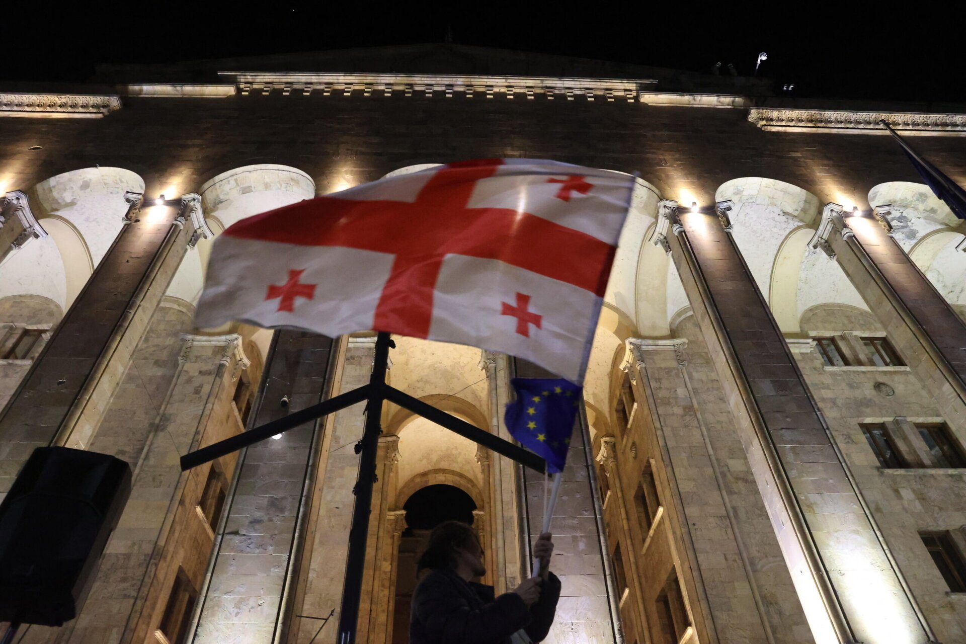 Ue suspendă călătoriile fără viză pentru oficialii georgieni din cauza derapajelor democratice