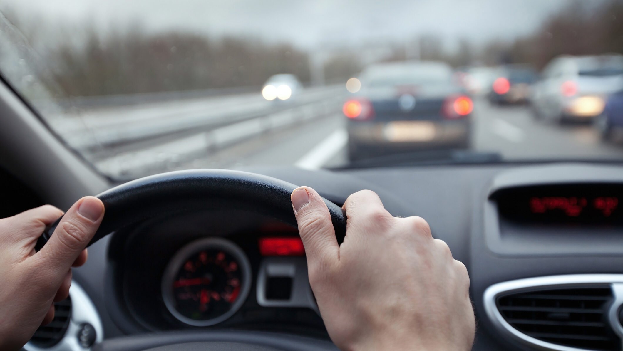 Românii cu permis pot verifica online istoricul amenzilor rutiere, depunere cerere obligatorie