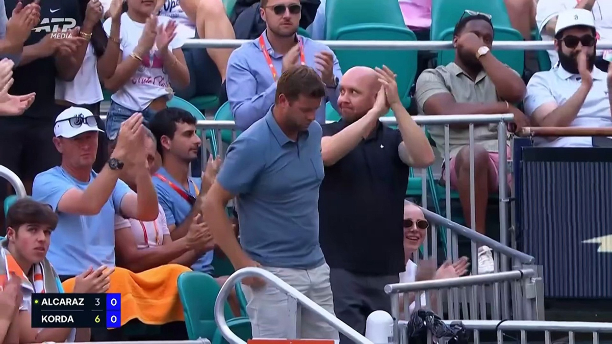 Alcaraz se despide en tercera ronda de Miami con Korda y apunta a la tierra