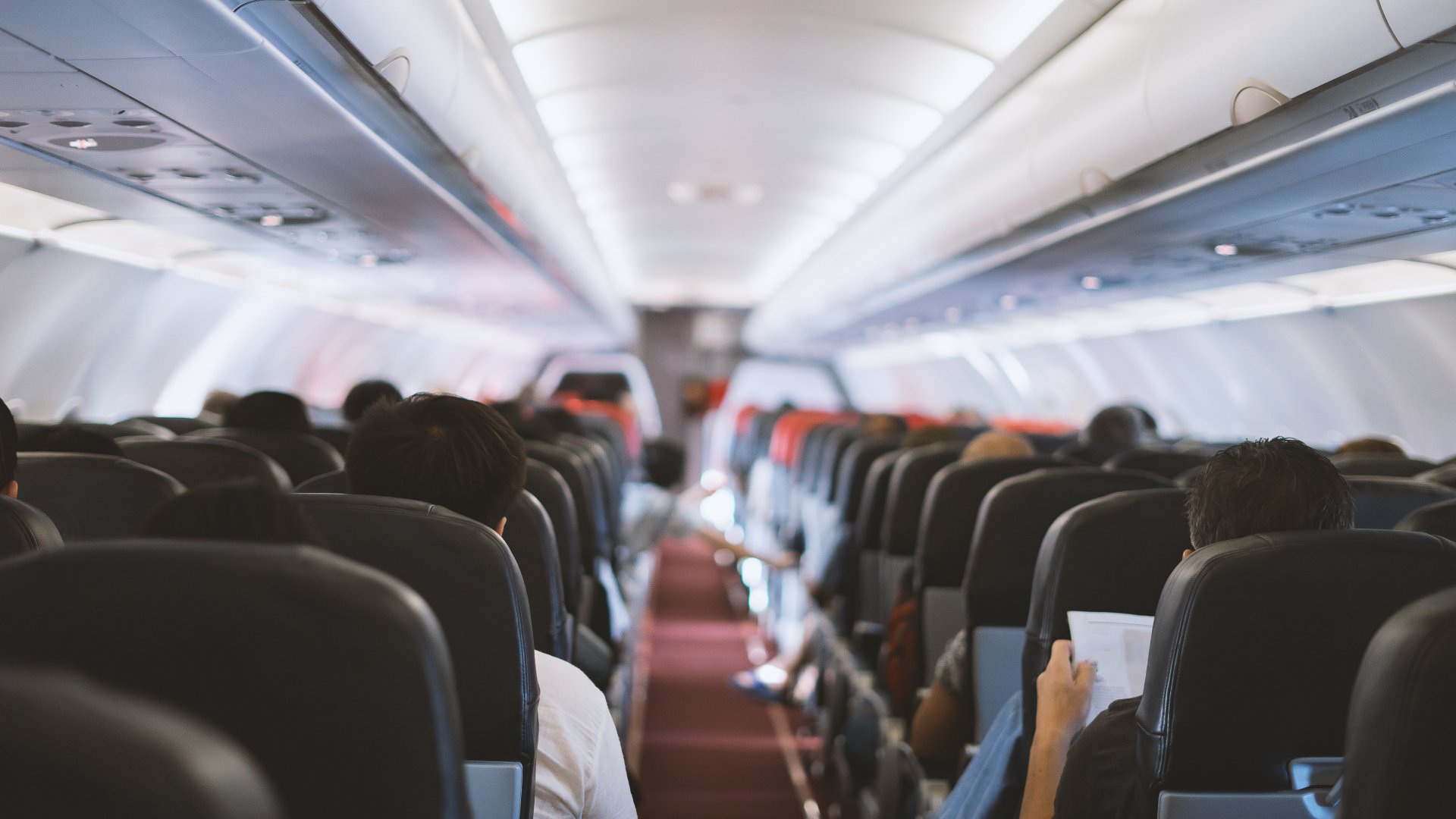 Elevii din Vrancea, Neamț și Suceava s-au întors acasă cu avionul