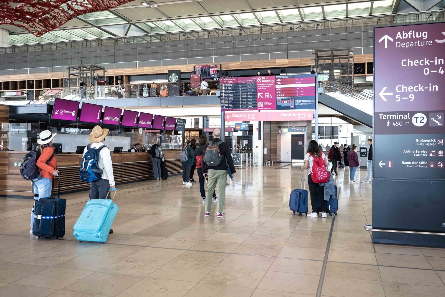 Aeroportul din Berlin, suspendat temporar după apariția unei drone