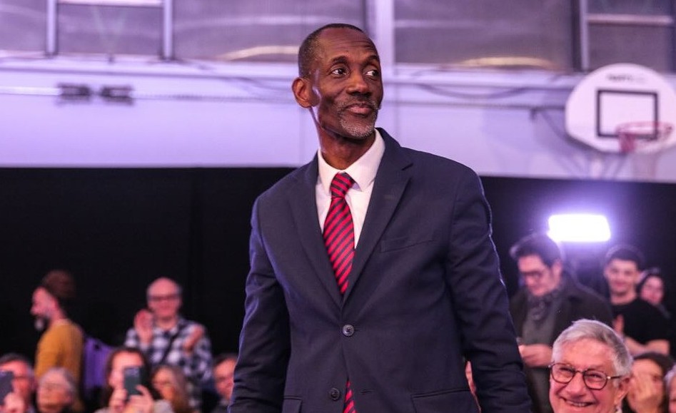 Primarul LFI din orașul X reclamă atacuri rasiste; Ancheta Poliției