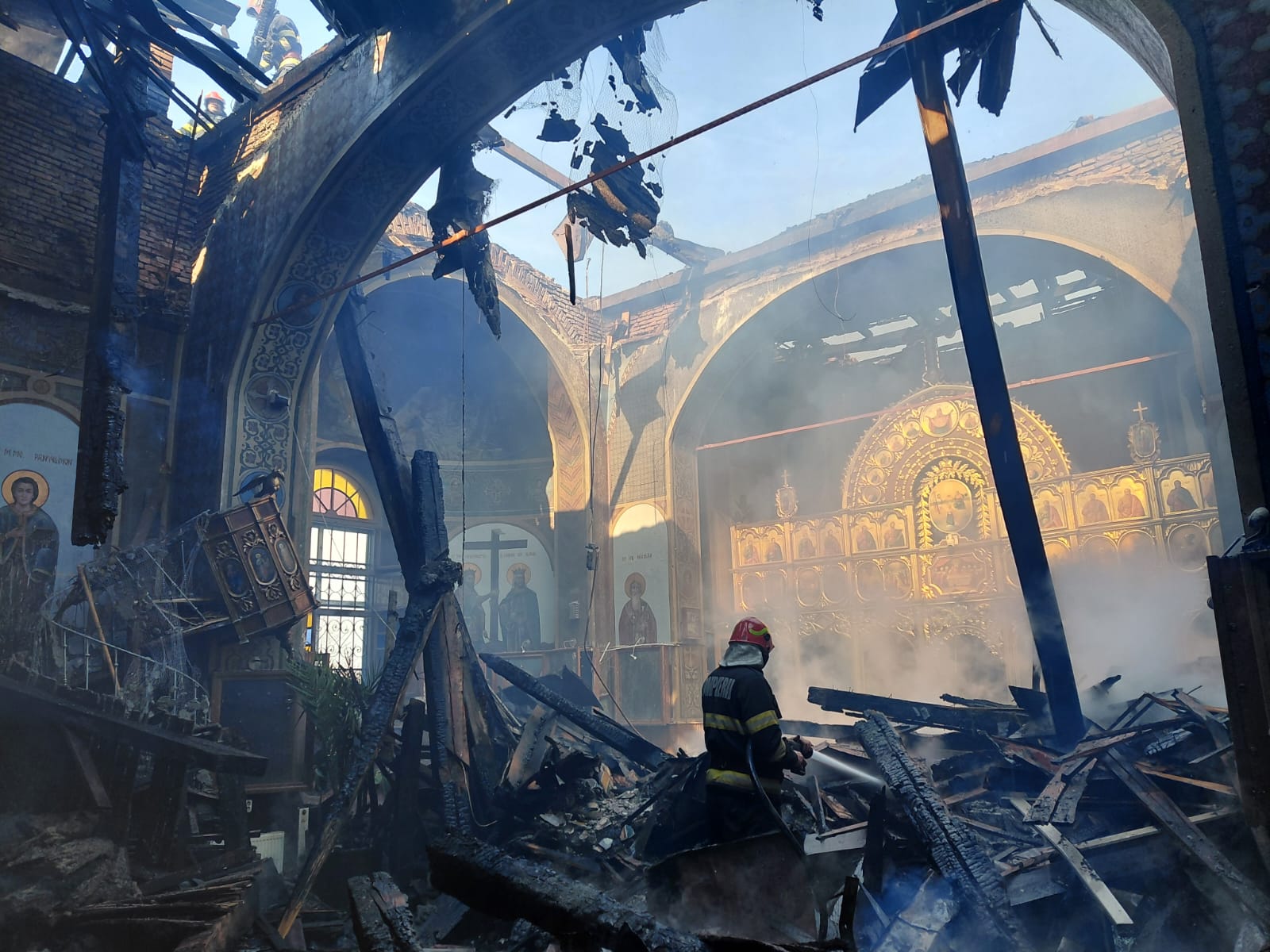 Incendiu la o biserică monument din Prahova: Turla principală s-a prăbușit