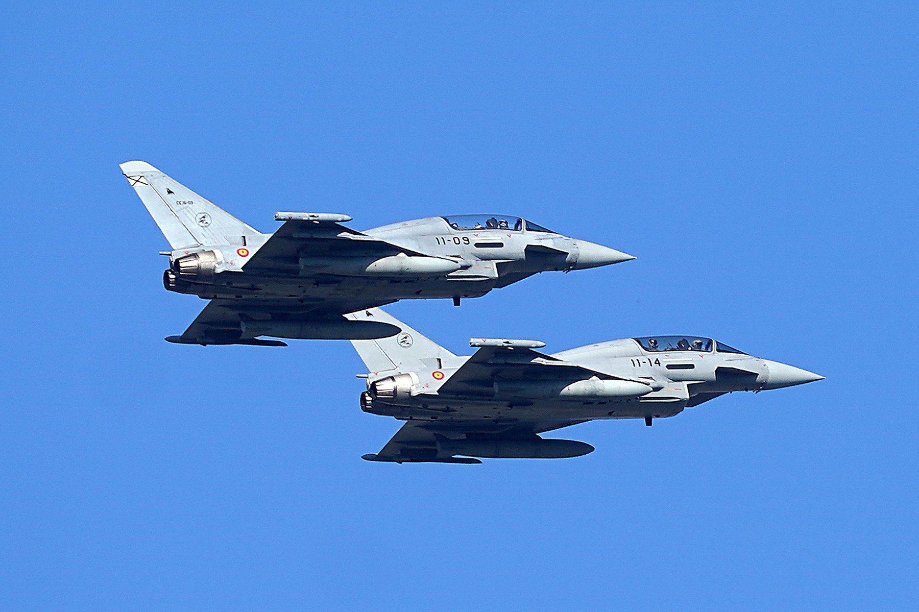 Două bubuituri puternice produse de două avioane Eurofighter s-au auzit joi noapte în mai multe localități din Argeș și Vâlcea