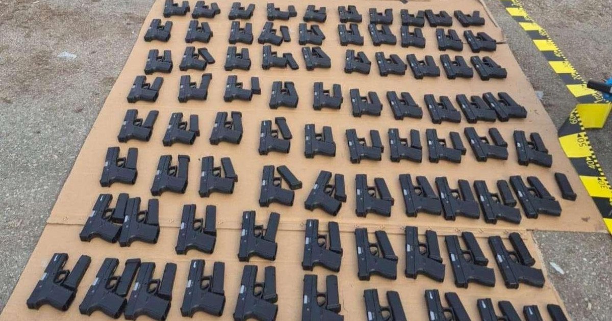 Captură de proporții la Calafat. Peste 100 de pistoale, încărcătoare şi 60.000 de țigarete au fost descoperite într-un camion