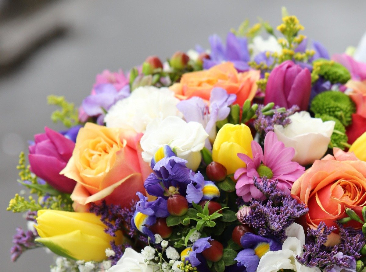 Ce flori aleg bărbații de 8 martie: Mesajul ascuns din buchete