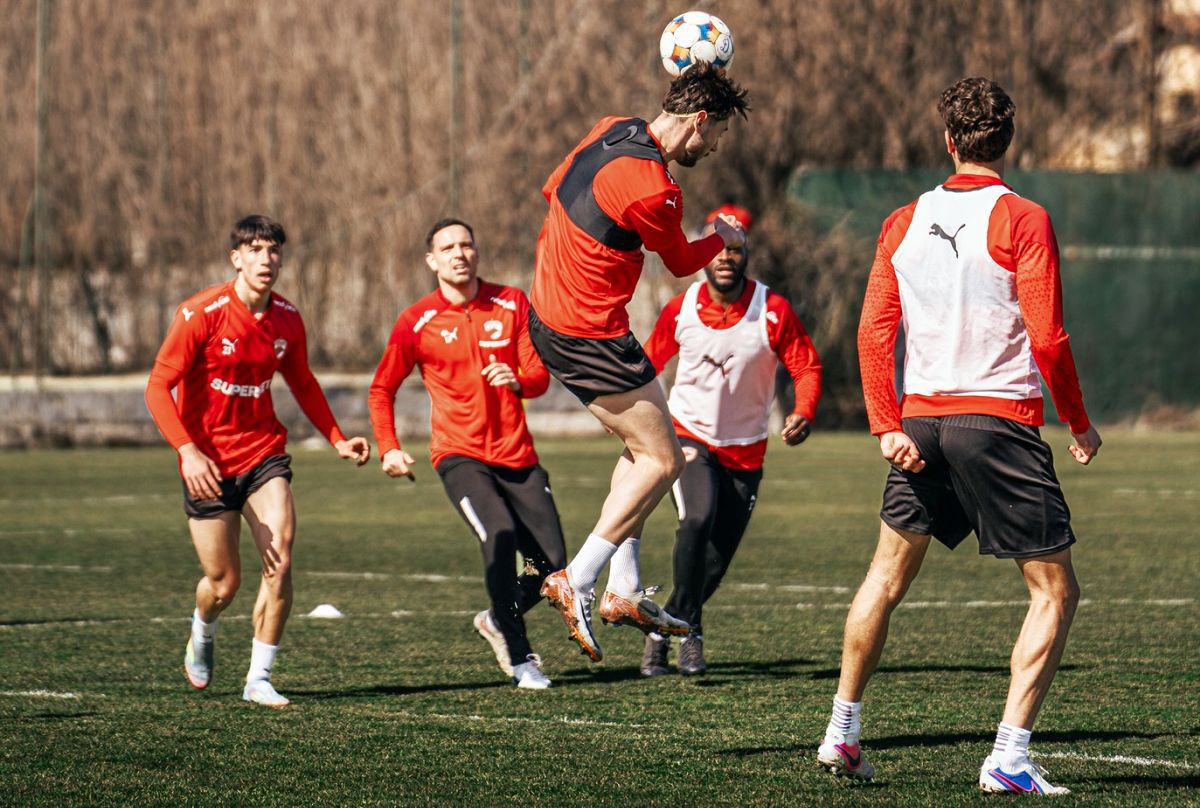 „Mijlocaș central, puternic, număr 8”