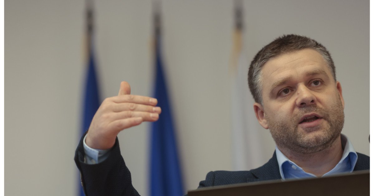 Ciprian Ciucu face apel la artişti să nu accepte promovarea prin afişaj ilegal: „E o boală care sluţeşte Bucureştiul”