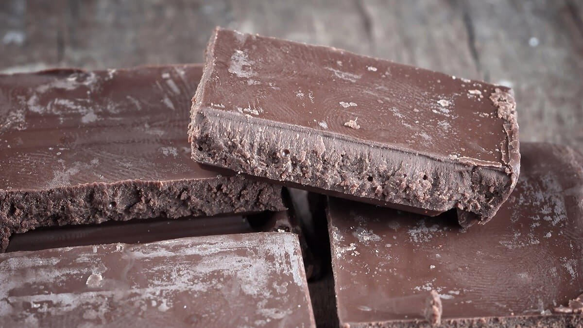 Stratul alb de pe ciocolată: E stricată sau poate fi mâncată? Află răspunsul