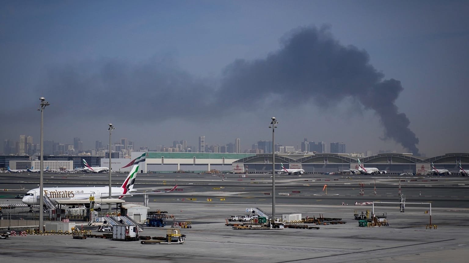 Explozie lângă aeroportul Dubai: Zboruri suspendate după interceptarea unei drone