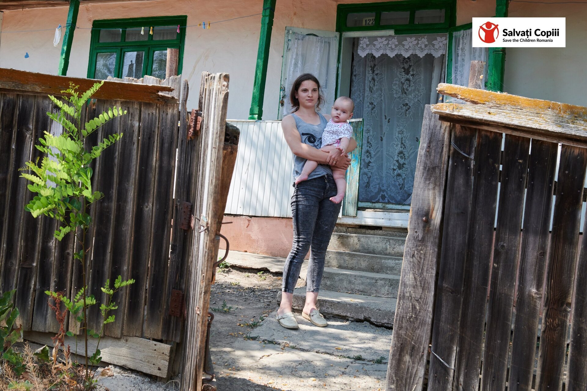 Salvați copiii: O naștere din 10 în românia e de la adolescente; mărturii