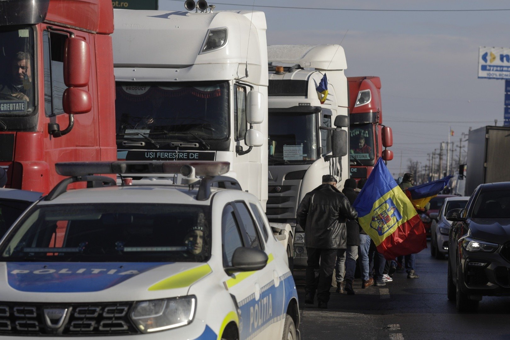 Transportatorii din România cer guvernului reducerea accizelor, risc de blocaje în aprovizionare