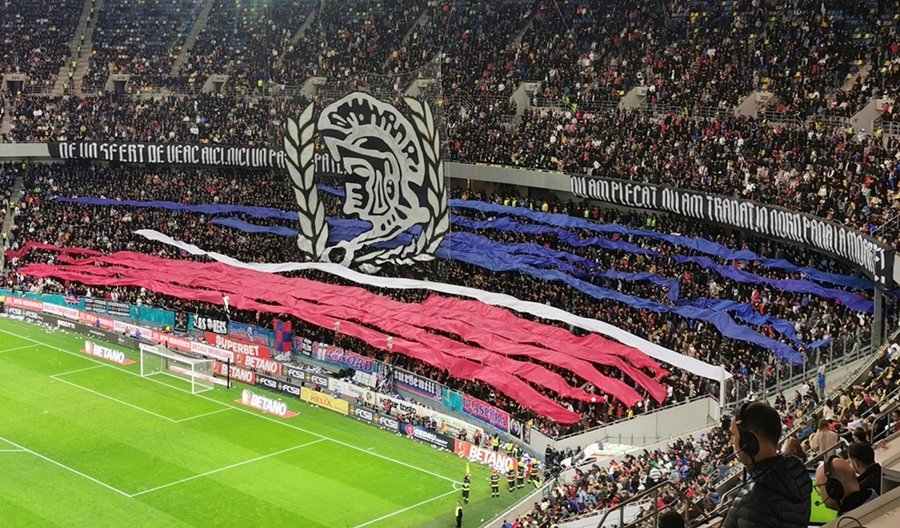 Suporteri FCSB, acuzați că au agresat trei adolescenți într-un tramvai