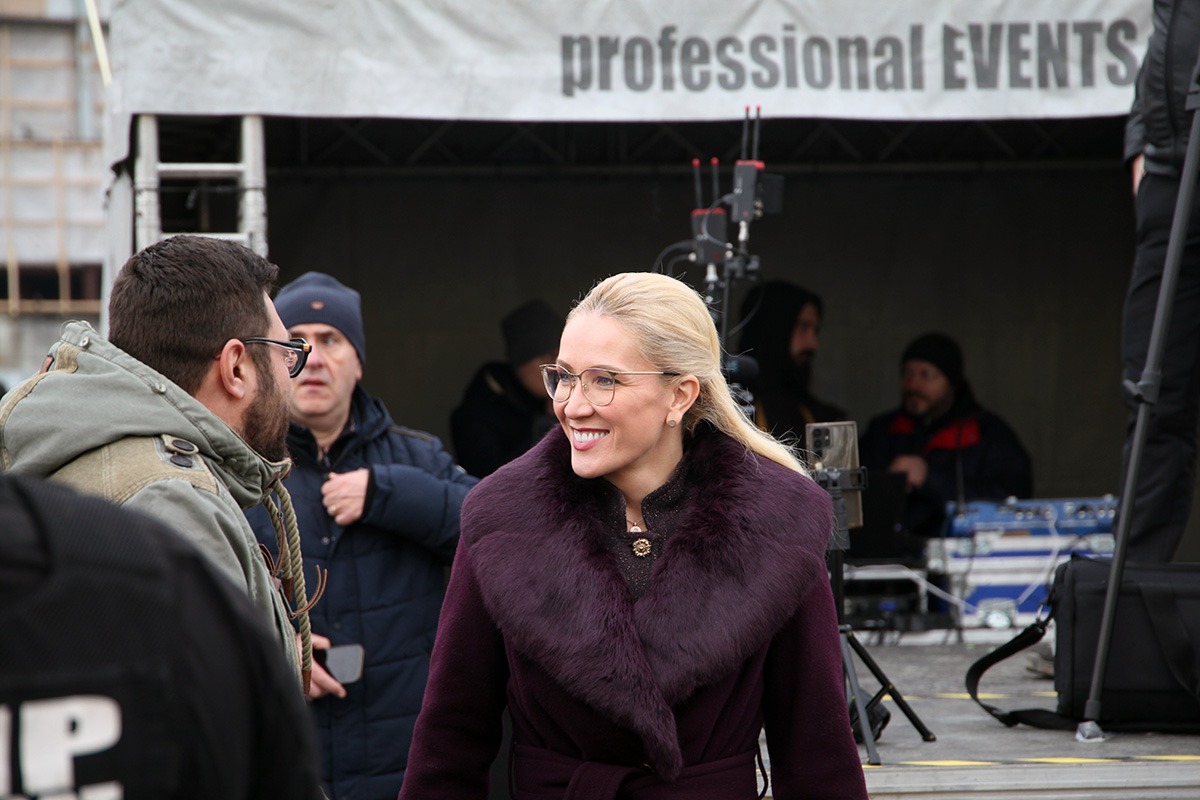 Video: Vicepreședinta aur, urări muzicale pentru secretarul de stat pescaru