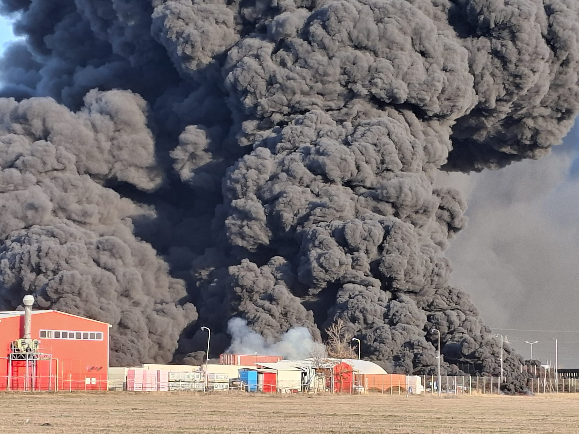 VIDEO Incendiu cu degajări mari de fum la o fabrică de polistiren din Arad. Mesaj RO-ALERT pentru populație