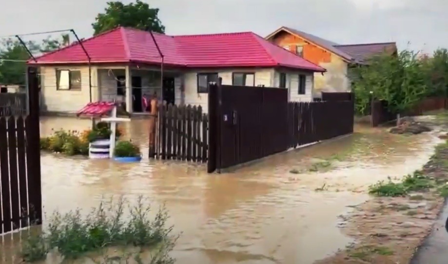 Locuitori din două comune vrâncene refuză evacuarea, deși sunt amenințați de inundații