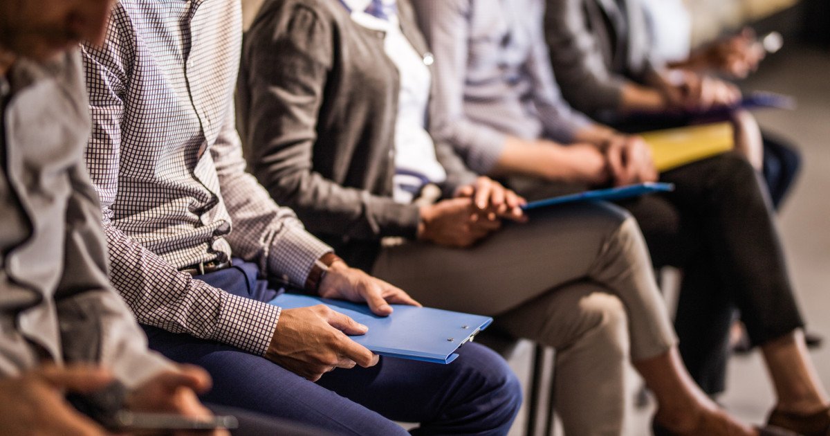 Tineri angajați: Statul oferă până la 27.000 lei. Condițiile de acordare