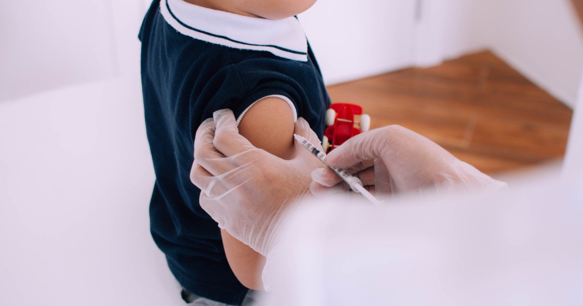 Ucraina, în război, vaccinează mai mult decât România