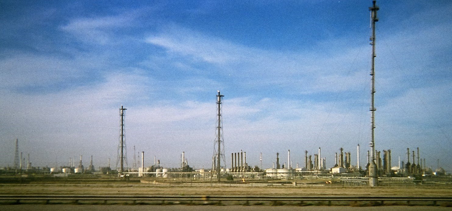 Kuwaitul reduce producția de petrol după atacurile iraniene, rafinarea afectată