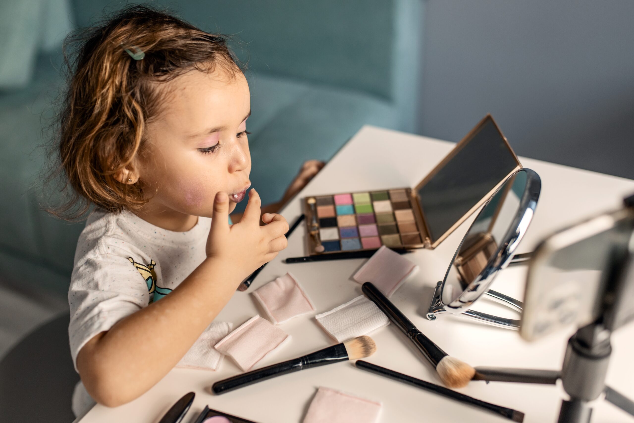 Machiajul la copii: Ce spun parintii si specialistii despre necesitate si vanitate