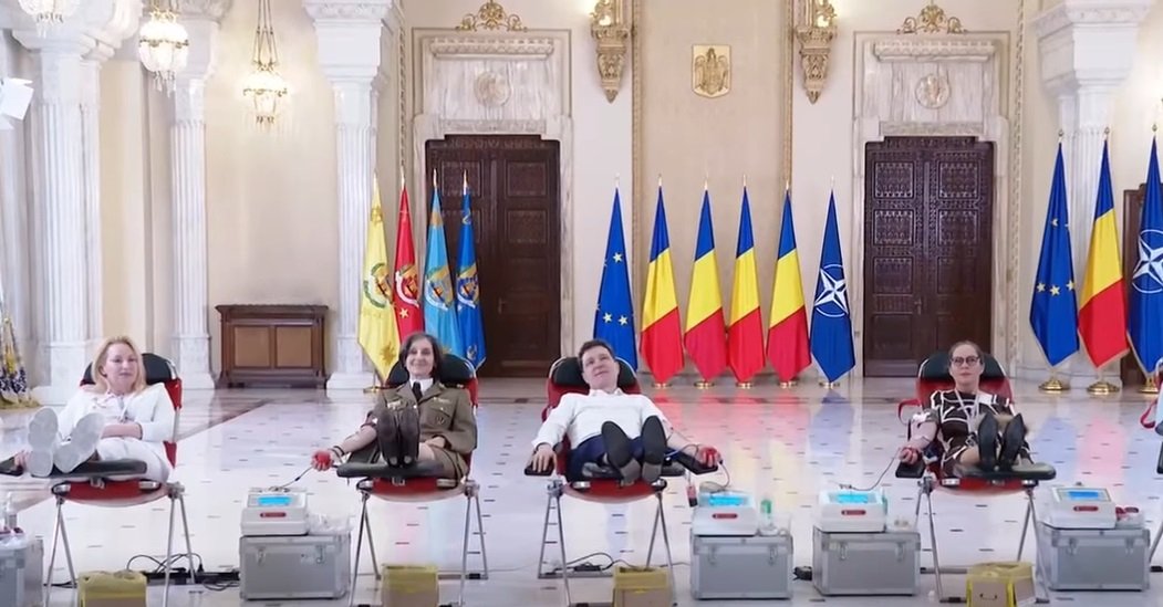 Imagini video: Nicușor dan donează sânge la cotroceni, alături de angajați