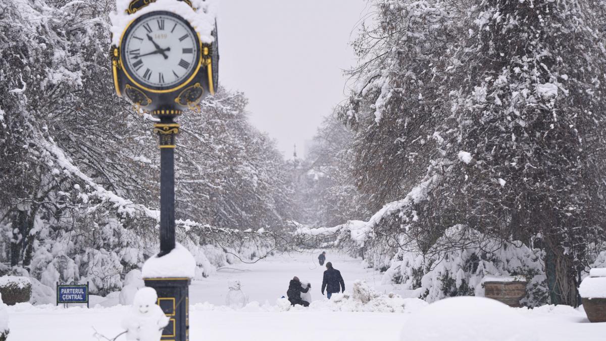 bucuresti zapada cod rosu ninsori peisaj iarna 18 februarie 2026