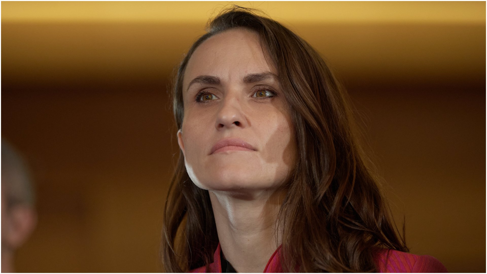 Reformulează acest titlu în stil jurnalistic românesc, 55-70 caractere, informativ și direct. Fără clișee sau formule introductive. Titlu: Ministra de Externe, Oana Țoiu: „Românii din Teheran și Tel Aviv să stea la adăpost cu provizii. Am primit relativ puține cereri noi de asistență consulară de dimineață”