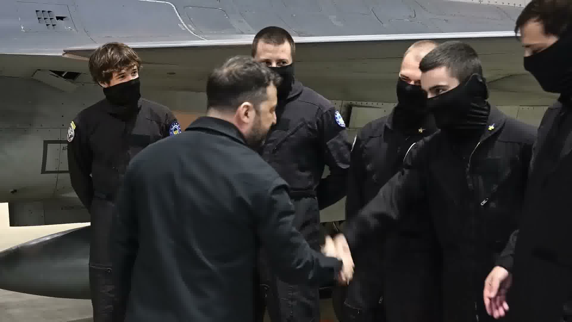 Fotogalerie: Zelenski, la borcea cu piloții ucraineni antrenați, protejați cu cagule