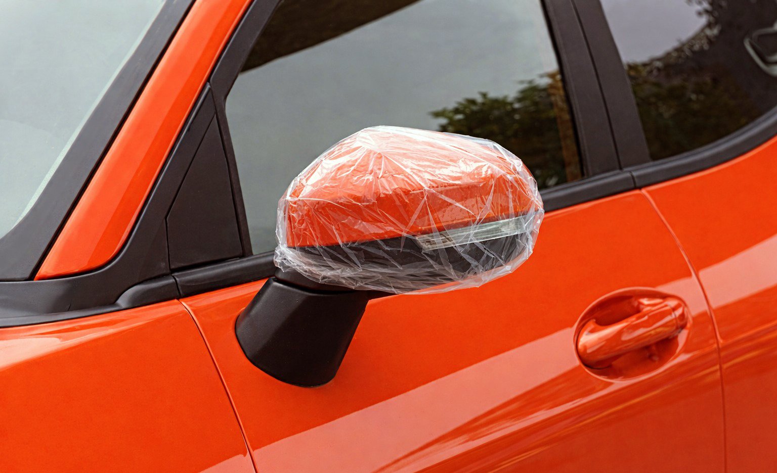 De ce pun șoferii pungi pe oglinzi: Explicația e surprinzătoare