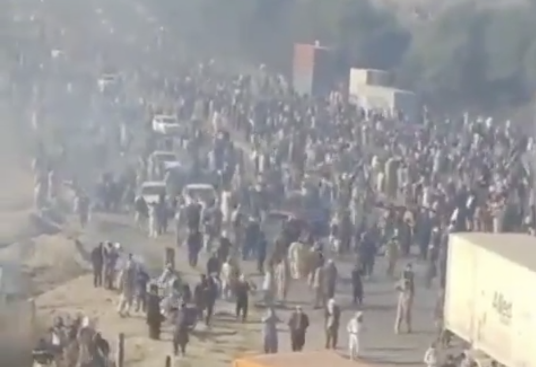 Puşcaşi marini SUA, focuri de armă asupra protestatarilor la consulatul din Karachi