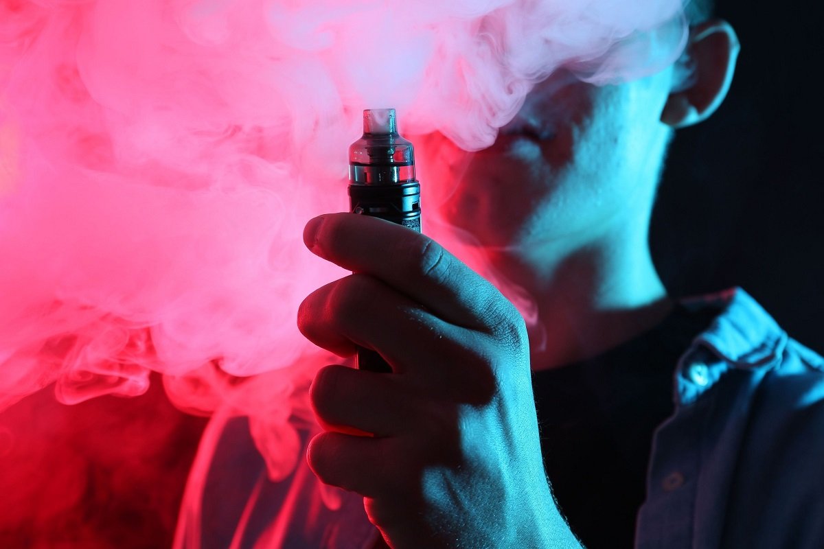 Se interzic țigările electronice în public? Autoritățile vor reguli noi pentru fumat