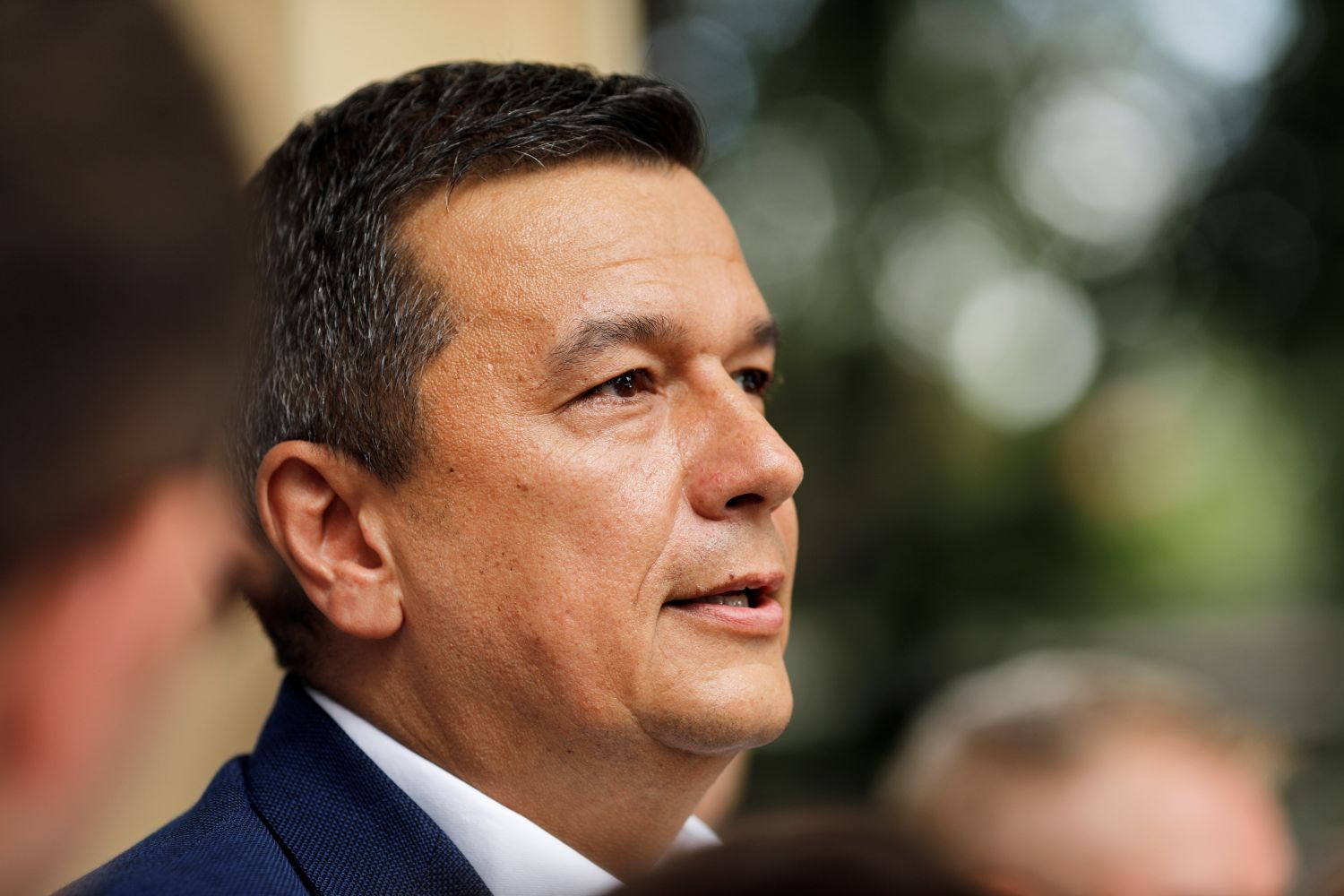 Reformulează acest titlu în stil jurnalistic românesc, 55-70 caractere, informativ și direct. Fără clișee sau formule introductive. Titlu: Sorin Grindeanu, un nou atac la Bolojan: „Nu avem o obligație față de un premier vremelnic, care se victimizează”