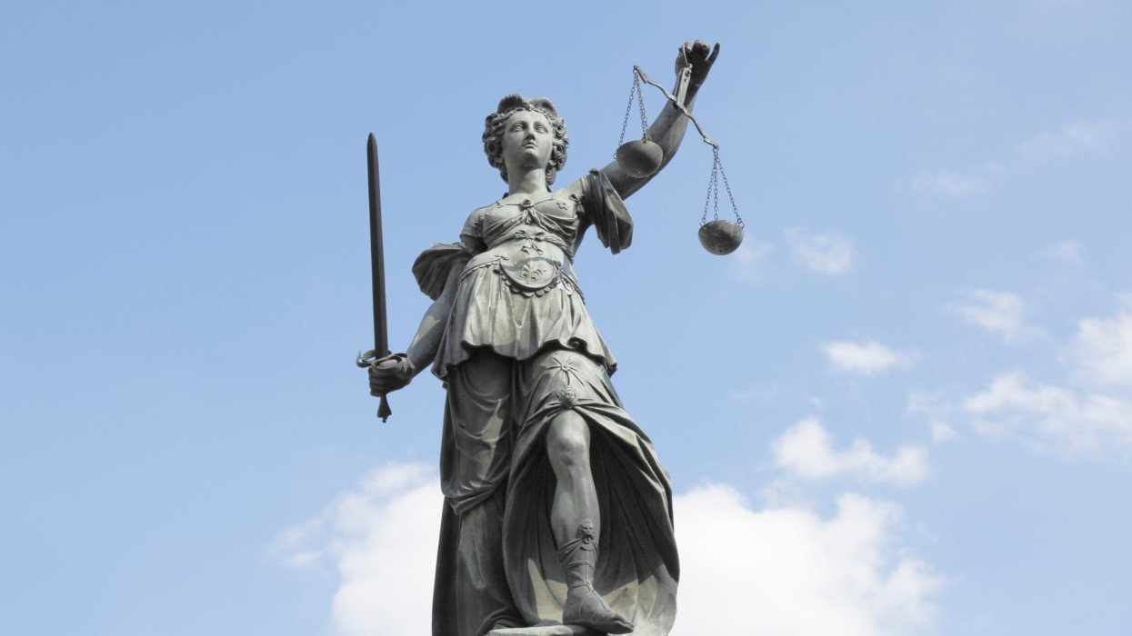 300 éves szobor, amely az Igazság kútját felügyeli a frankfurti Roemer téren / Németország