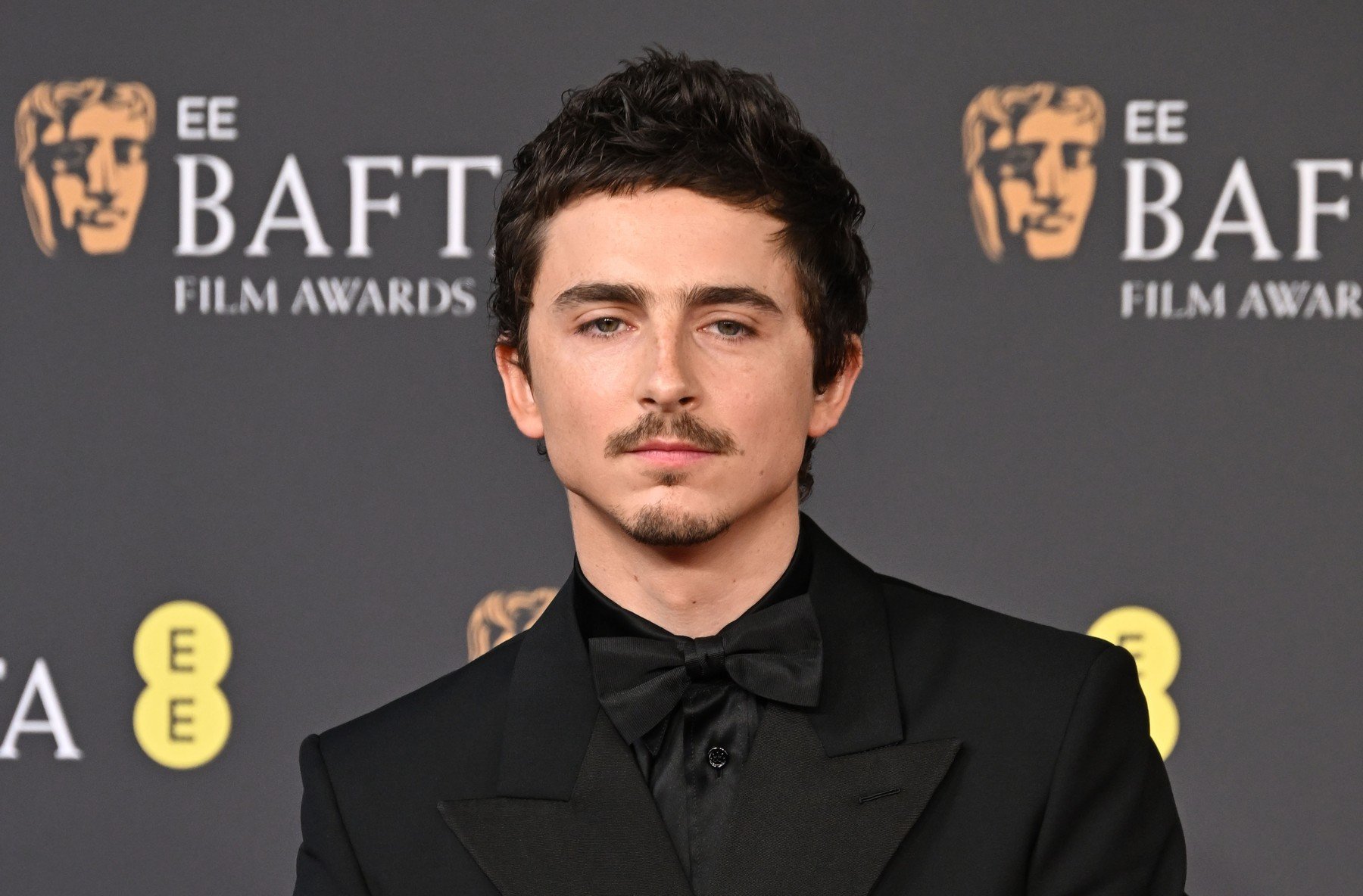 Opțiuni (55-70 caractere):

Timothée Chalamet, simbolul noii masculinități: Analiză și perspective.
Actorul Timothée Chalamet redefineste masculinitatea. De ce e un model.
De la ecran la simbol: Cum a schimbat Timothée Chalamet ideea de bărbat.
Chalamet, un nou tip de masculinitate: Ce îl face un model pentru tineri.