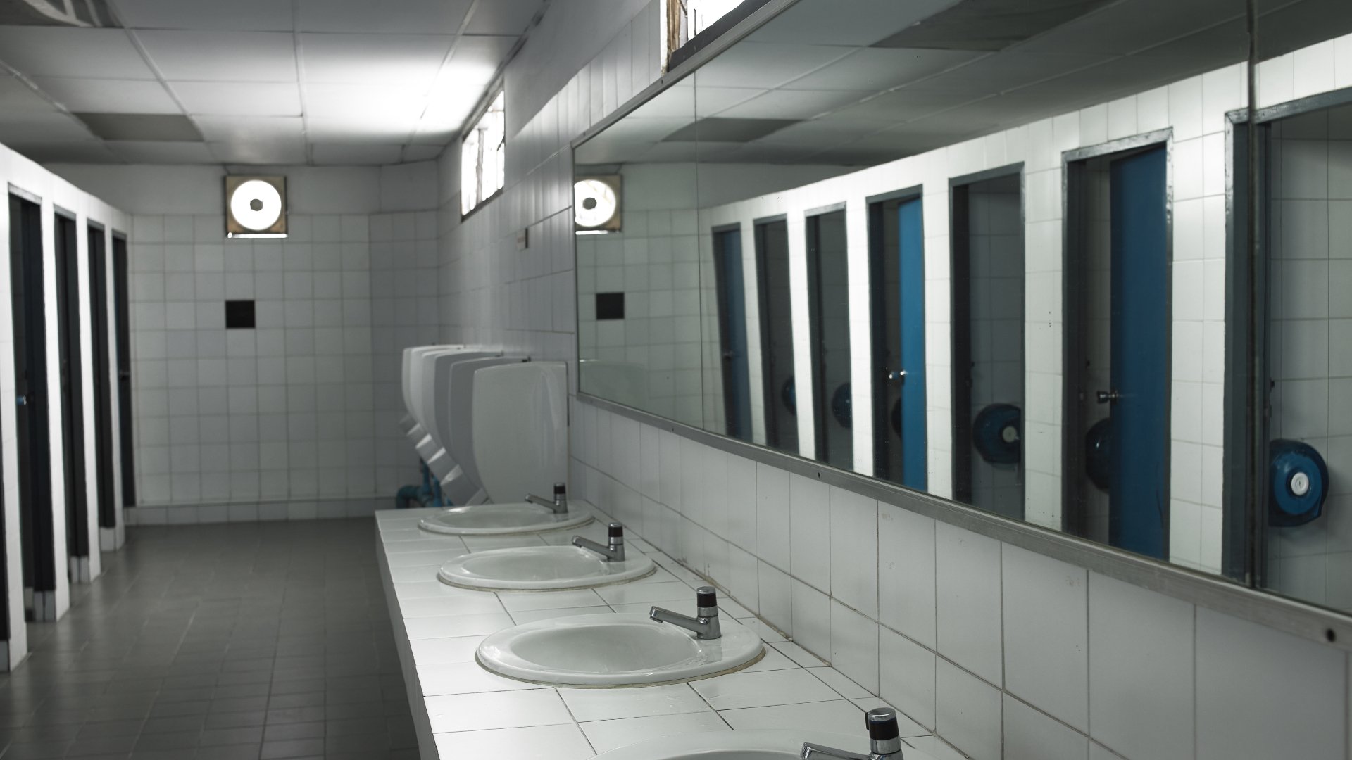 Vrancea: Camere de supraveghere, montate de liceu în grupurile sanitare ale fetelor