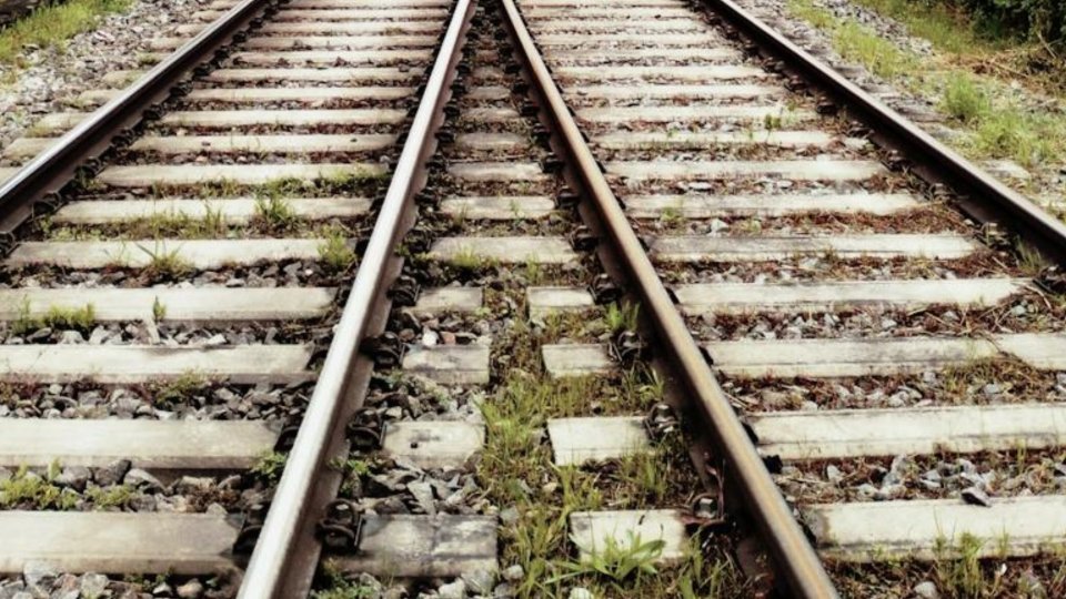 O femeie din Bistrița a murit după ce a fost lovită de tren