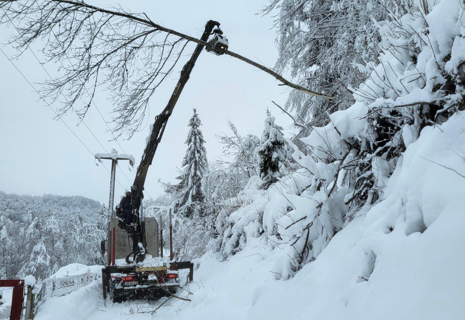 Zăpadă pe drumurile turistice din horezu, județul vâlcea