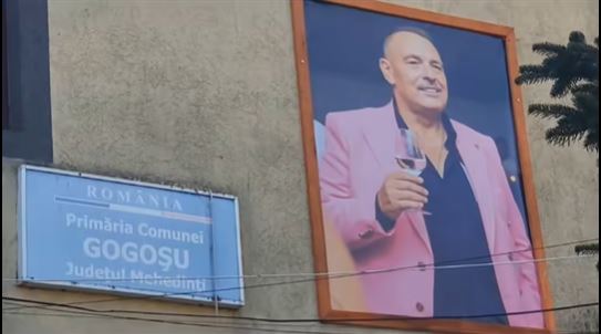 Tablouri cu fostul primar din mehedinți, cu vin, expuse la primărie