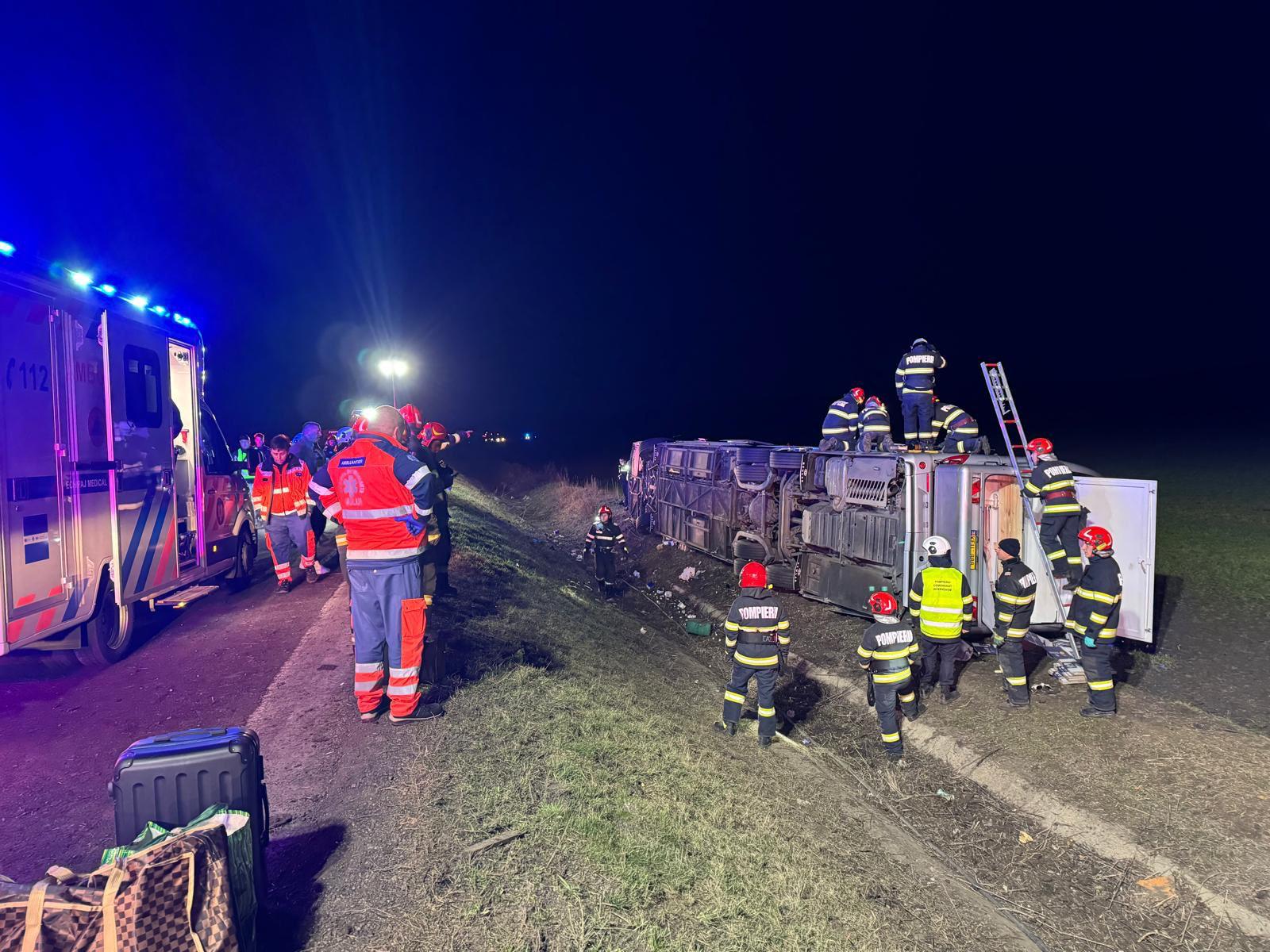 Autocar cu 44 de pasageri, implicat într-un accident între Galați și Vaslui
Un mort și 14 răniți