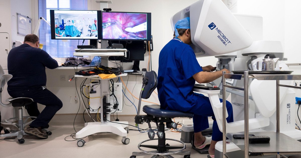 Chirurg londonez, operație la distanță de 2.400 km, cu ajutorul unui robot