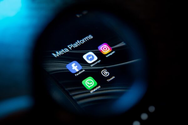 Olanda: Meta, obligată să ofere feed-uri cronologice, nu profilate