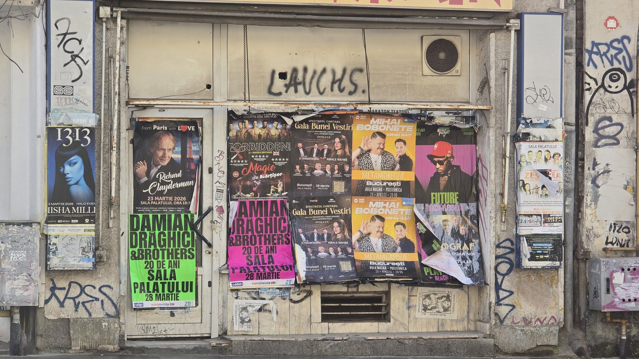 Primarul capitalei, despre afișele ilegale: „Să le fie jenă artiștilor”