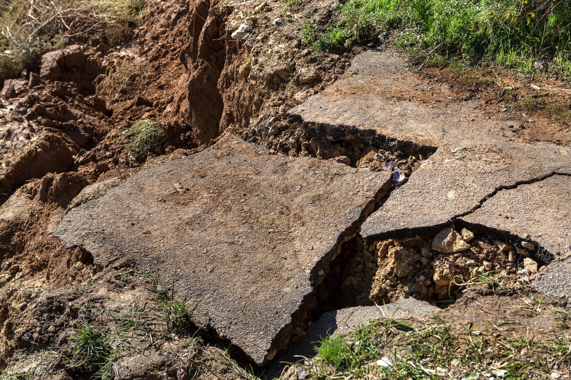 Alunecare de teren în Slatina, mai multe familii relocate | Audio