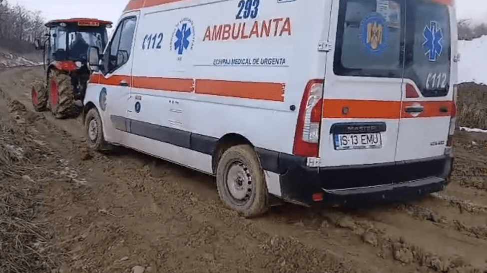 Ambulanță blocată în noroi: Intervenție dificilă pentru echipaje