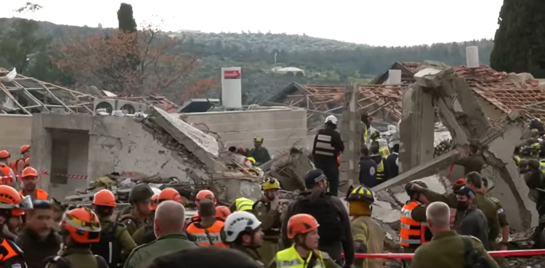 Conflictul din Orientul Mijlociu: Iranul intensifică atacurile, bilanț tragic
Varianta alternativă (cu accent pe evenimentele din Israel):
Israel: Atacuri iraniene continuă, cel puțin 10 morți. Tensiuni regionale.