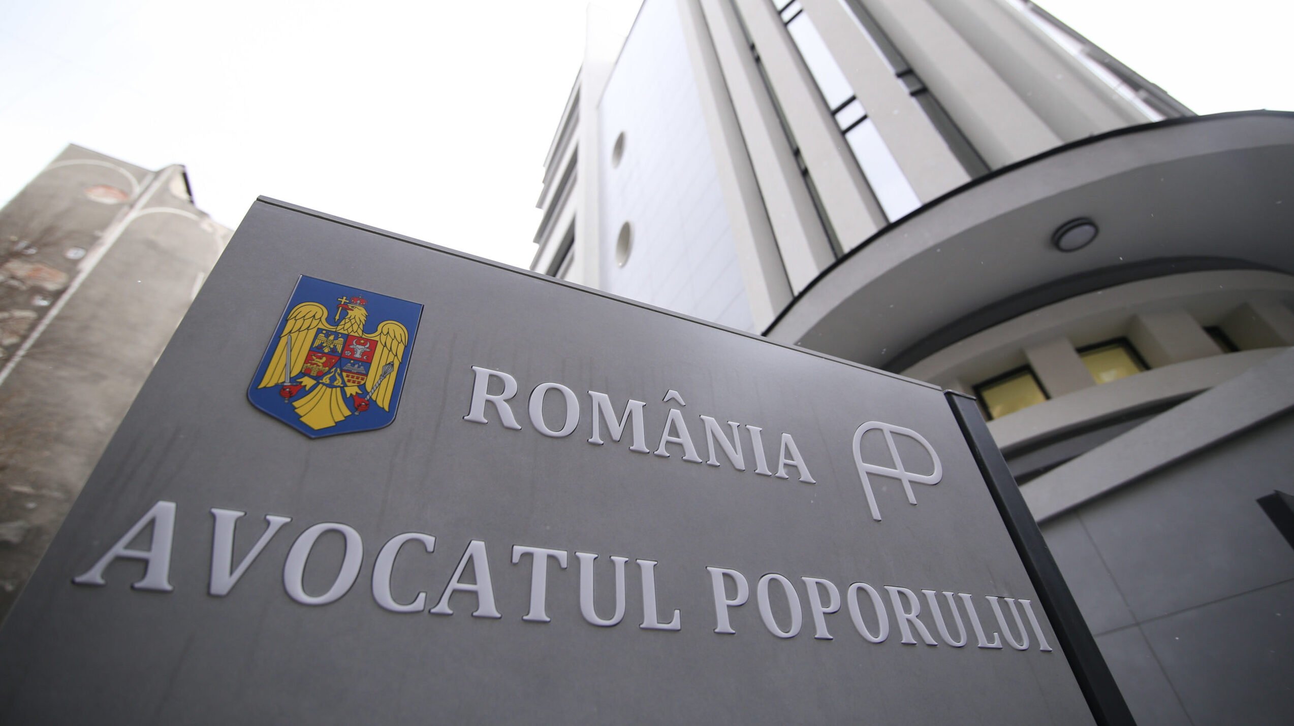 Ordonanța privind tăierile din administrație, contestată la Curtea Constituțională de Avocatul Poporului