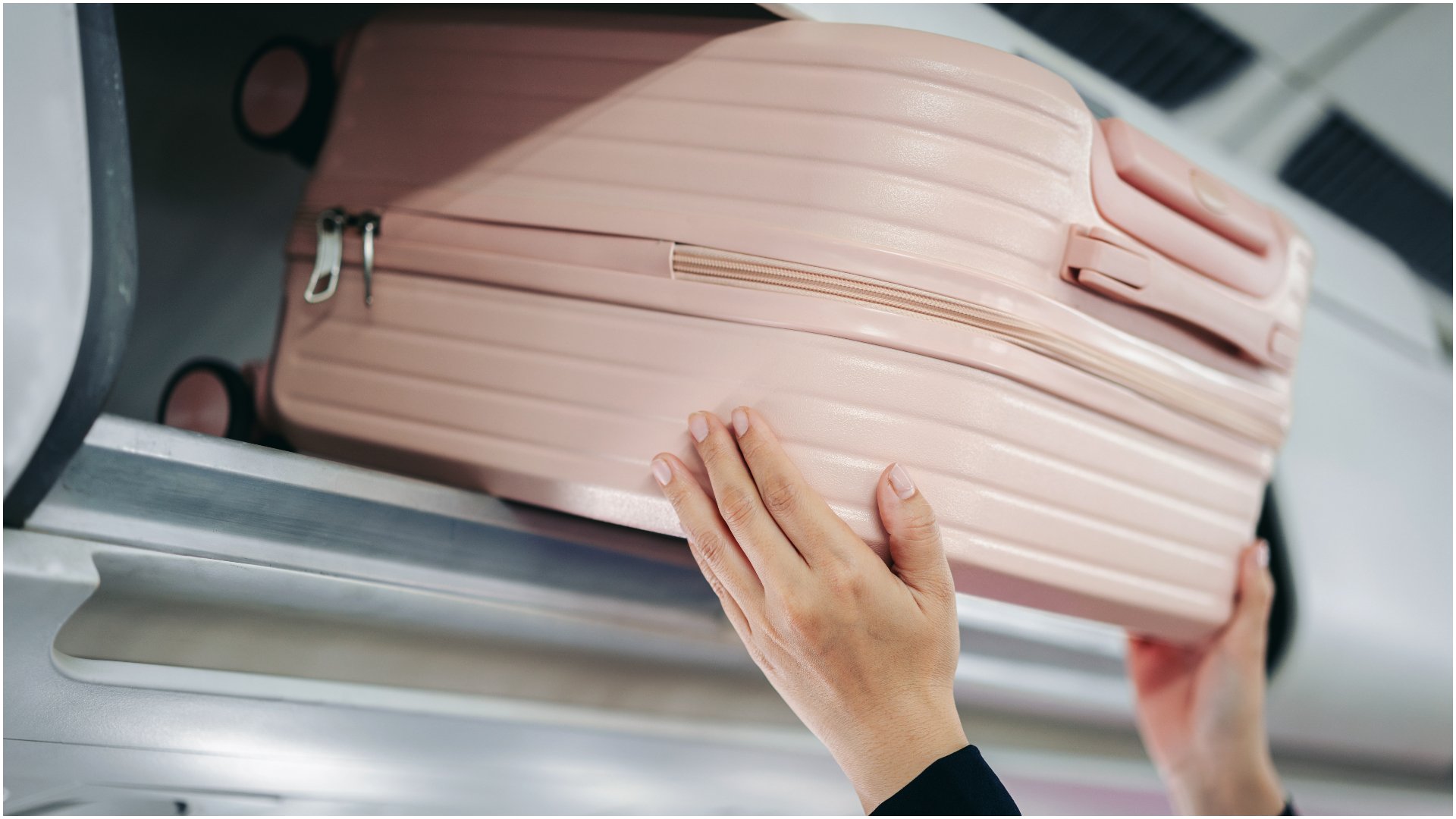 Noi reguli la Otopeni și Băneasa: Lichidele, fără limitare în bagajul de cabină