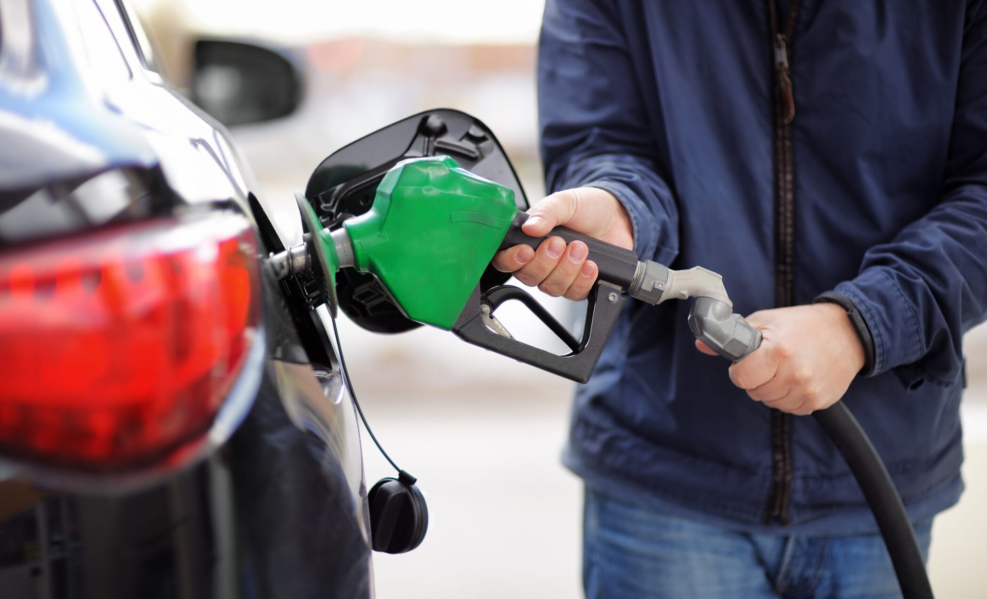 Românii alimentează la ruse: Benzinarii avertizează despre faliment