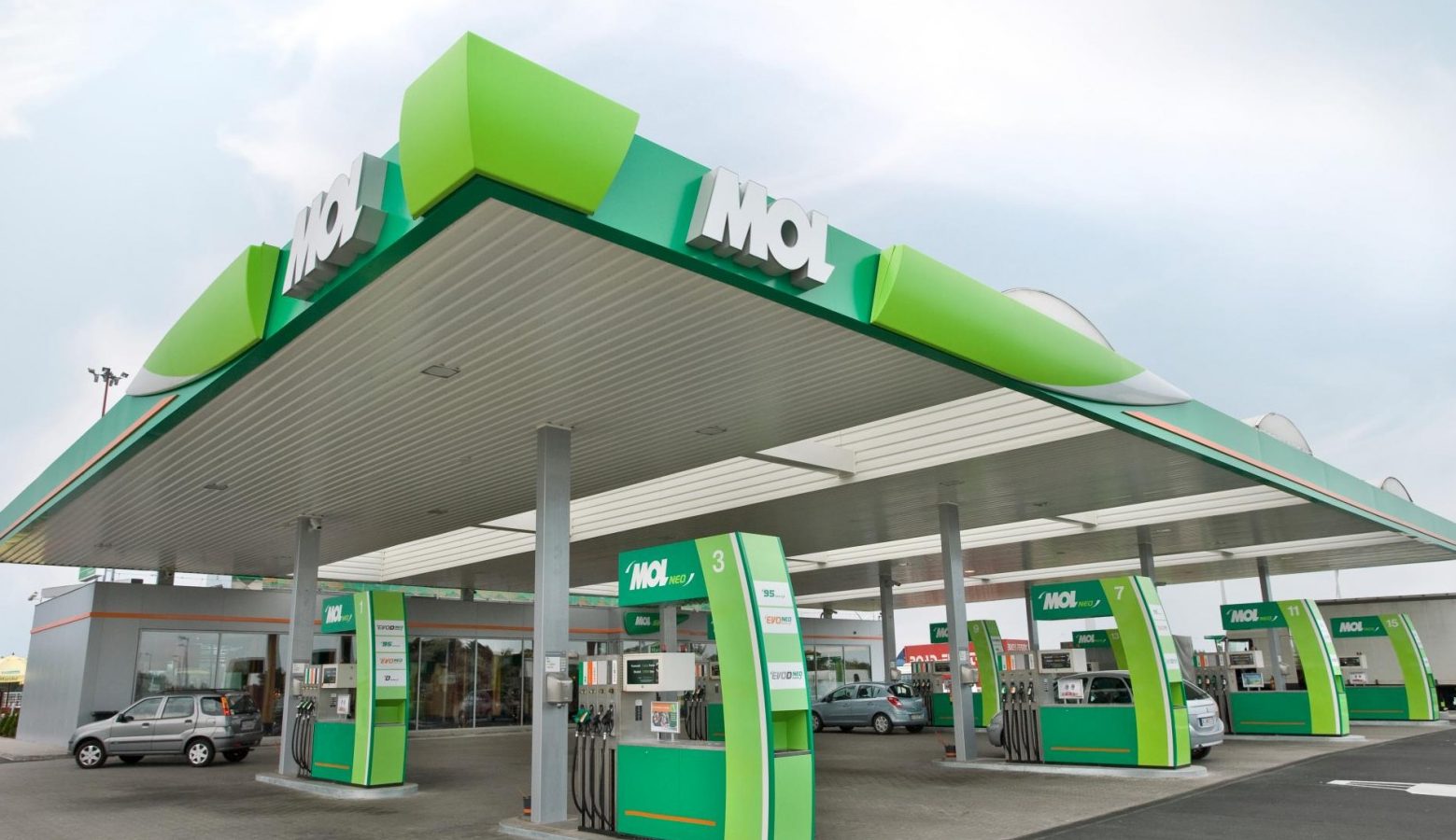 Presa maghiară: Frică în România. Prețuri combustibil sus, guvernul nu acționează. Scenarii la București